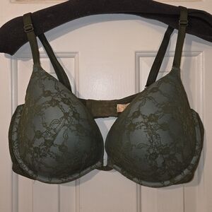 Victoria's Secret: Women's Push-Up/pigeonnant Olive Lace Bra.  Size 38DD.
